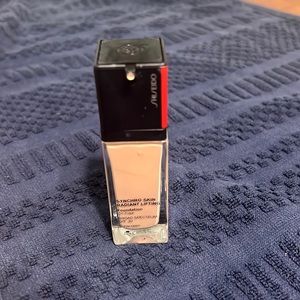 Shiseido Synchro skin radiant foundation, color 120 ivory